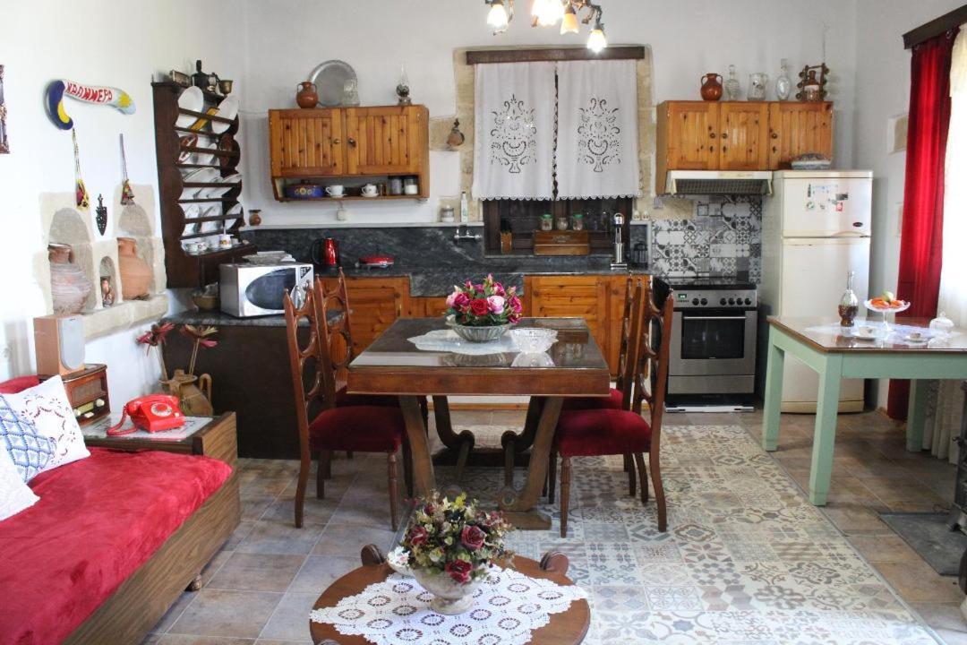 Traditional House Maria Azoyirás Eksteriør billede